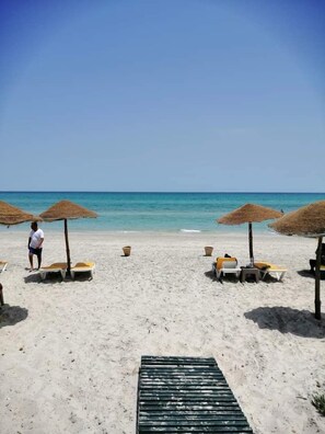 På stranden, hvit sand og 2 strandbarer