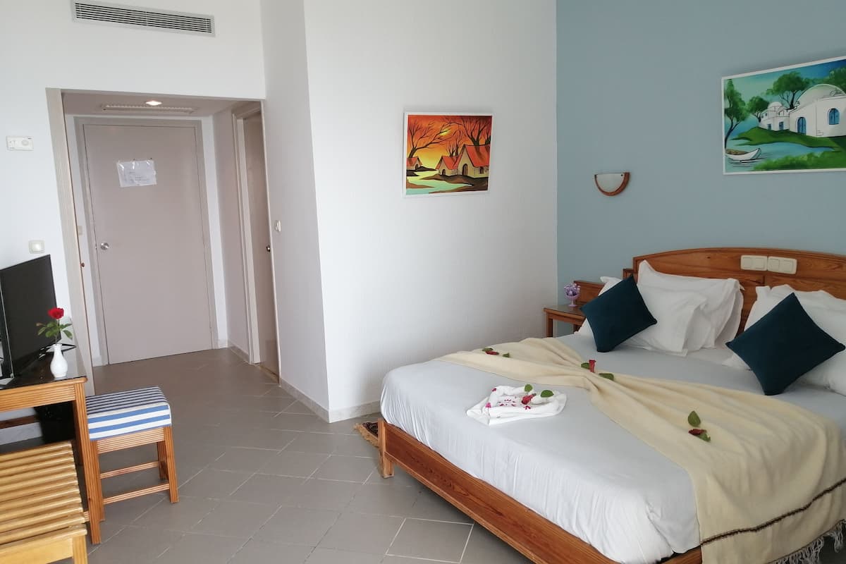 In-room safe, WiFi (free), bed sheets