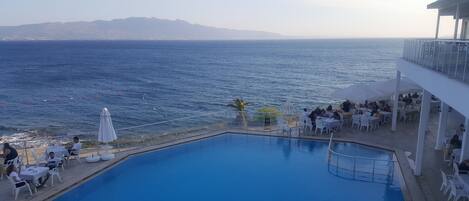 Una piscina al aire libre de temporada