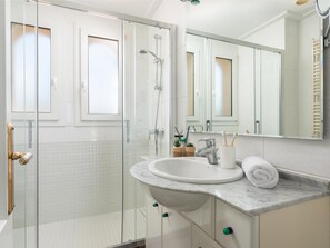 Dusj, hårføner og håndklær