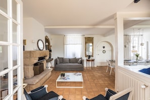 TV - La Villa Souhaitier - Five Bedroom House, Sleeps 8 (Saint-Malo)