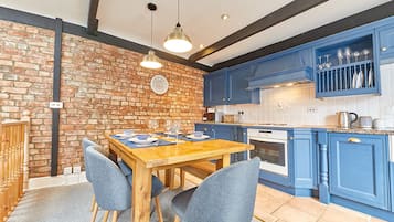 Talo | Ruokailu omassa huoneessa