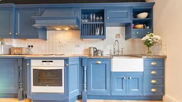 Talo | Yksityinen keittiö | Täysikokoinen jääkaappi, mikroaaltouuni, uuni, vedenkeitin