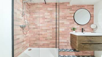 House | Bathroom | Combined shower/bathtub, soap, shampoo, toilet paper