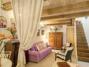 Smart TV, books, offices - Alghero Old Town. Chic Mediterranean Loft near the Sea. Sardinia (Alghero)
