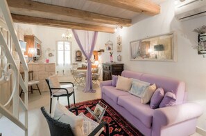 Een televisie en een kantoor