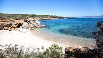 Una spiaggia nelle vicinanze