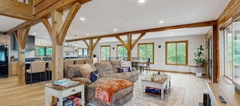 Spectacularly updated family mountain lodge w/deck & amazing views
