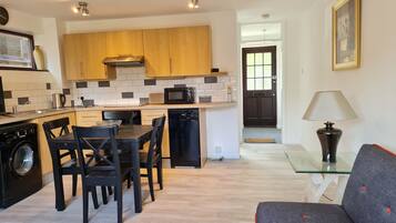 Apartment, Ensuite, Courtyard View (Hampden) | Shared kitchen