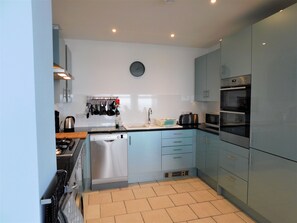 Four à micro-ondes, lave-vaisselle