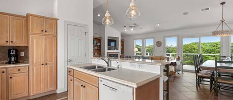 Kylskåp, mikrovågsugn, ugn och spishäll