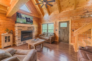 Smart TV, caminetto, videogiochi