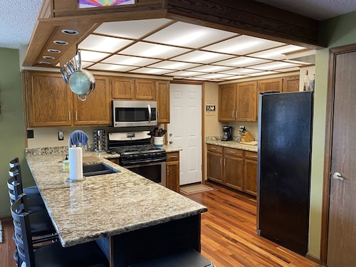 Spacious 5 bedroom house minutes from Red Rocks