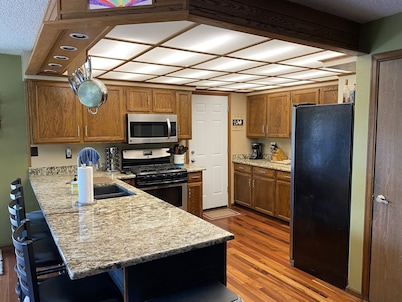 Spacious 5 bedroom house minutes from Red Rocks