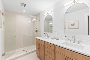 Combined shower/tub, towels