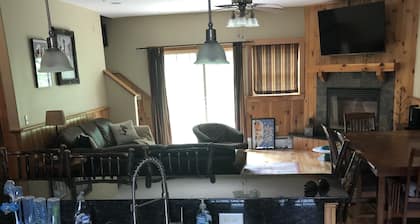 Sugarloaf on mountain sleeps 10-12 3 bedrooms. short walk to snubber lift