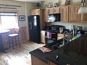 Fridge, microwave, oven, stovetop - Sugarloaf on mountain sleeps 10-12 3 bedrooms. short walk to snubber lift (Sugarloaf)