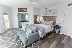 5 dormitorios, escritorio, tabla de planchar con plancha y cuna de viaje