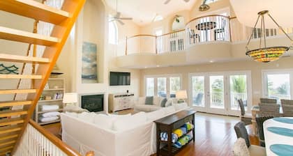 Luxury Oceanside Pool Home Boasting Incredible Views - Large 5/3 w/Heated Pool
