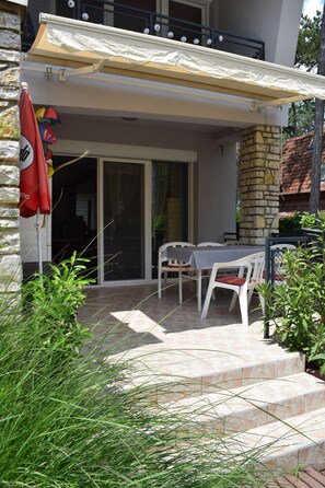 Outdoor dining - Vidám ház partközelbe (Siófok)
