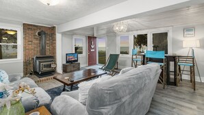 Living area - Sunrise Waterfront Potomac Beach Haus near Two Beaches (Colonial Beach)