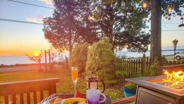 Outdoor dining - Sunrise Waterfront Potomac Beach Haus near Two Beaches (Colonial Beach)