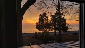 Interior - Sunrise Waterfront Potomac Beach Haus near Two Beaches (Colonial Beach)