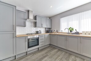 House | Private kitchen | Full-size fridge, microwave, oven, stovetop - Sea Breeze (Morpeth)