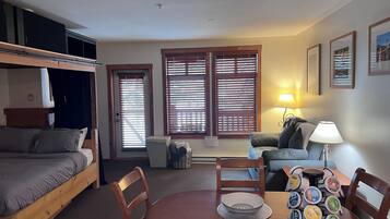 Een strijkplank/strijkijzer, gratis wifi, beddengoed