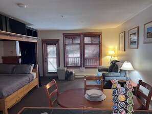 Fer et planche à repasser, Wi-Fi gratuit, draps fournis