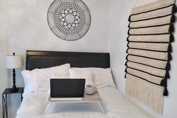 1 slaapkamer, een strijkplank/strijkijzer, gratis wifi, beddengoed