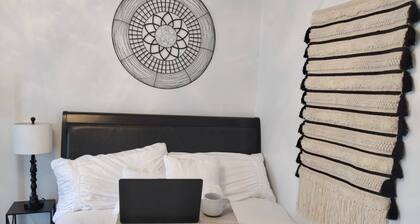 The Charming Unit (5 minutes from Airport)