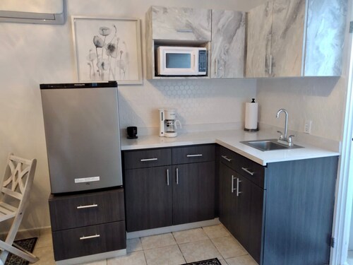 The Charming Unit (5 minutes from Airport)