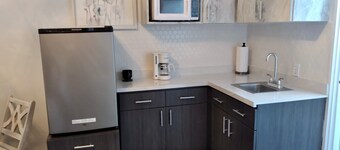 The Charming Unit (5 minutes from Airport)