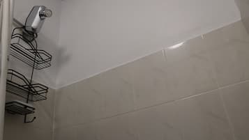 Een haardroger, handdoeken, zeep, toiletpapier