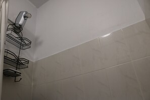 مجففات شعر، مناشف، صابون، ورق حمّام