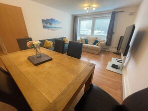 Smart TV, DVD player - Spacious 2-bed ground floor apartment near Heathrow with free parking for 2 cars (Uxbridge)