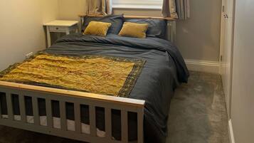 2 室のベッドルーム、デスク、アイロン / アイロン台、WiFi