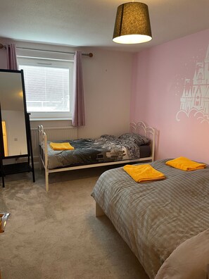 2 bedrooms, desk, iron/ironing board, WiFi