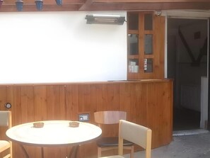 Outdoor dining - OYO Swan Inn, Heathrow Airport (Staines)