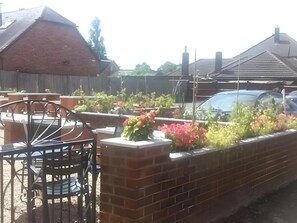 Outdoor dining - OYO Swan Inn, Heathrow Airport (Staines)