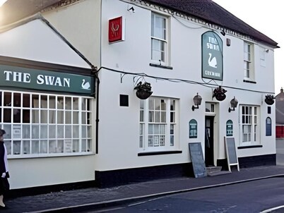 OYO Swan Inn, Heathrow Airport