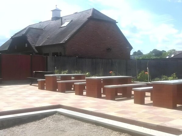 Outdoor dining - OYO Swan Inn, Heathrow Airport (Staines)