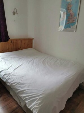 Room - OYO Swan Inn, Heathrow Airport (Staines)