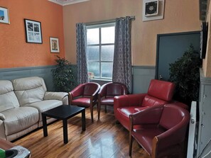 Living area - OYO Swan Inn, Heathrow Airport (Staines)