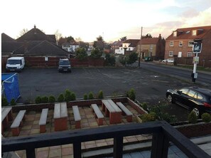 Property grounds - OYO Swan Inn, Heathrow Airport (Staines)