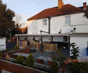 Exterior - OYO Swan Inn, Heathrow Airport (Staines)
