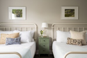 3 Schlafzimmer, Schreibtisch, Bügeleisen/Bügelbrett, Reisekinderbett