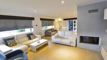 Smart TV, lareira, mesa de pingue-pongue