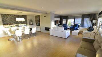 Smart TV, lareira, mesa de pingue-pongue